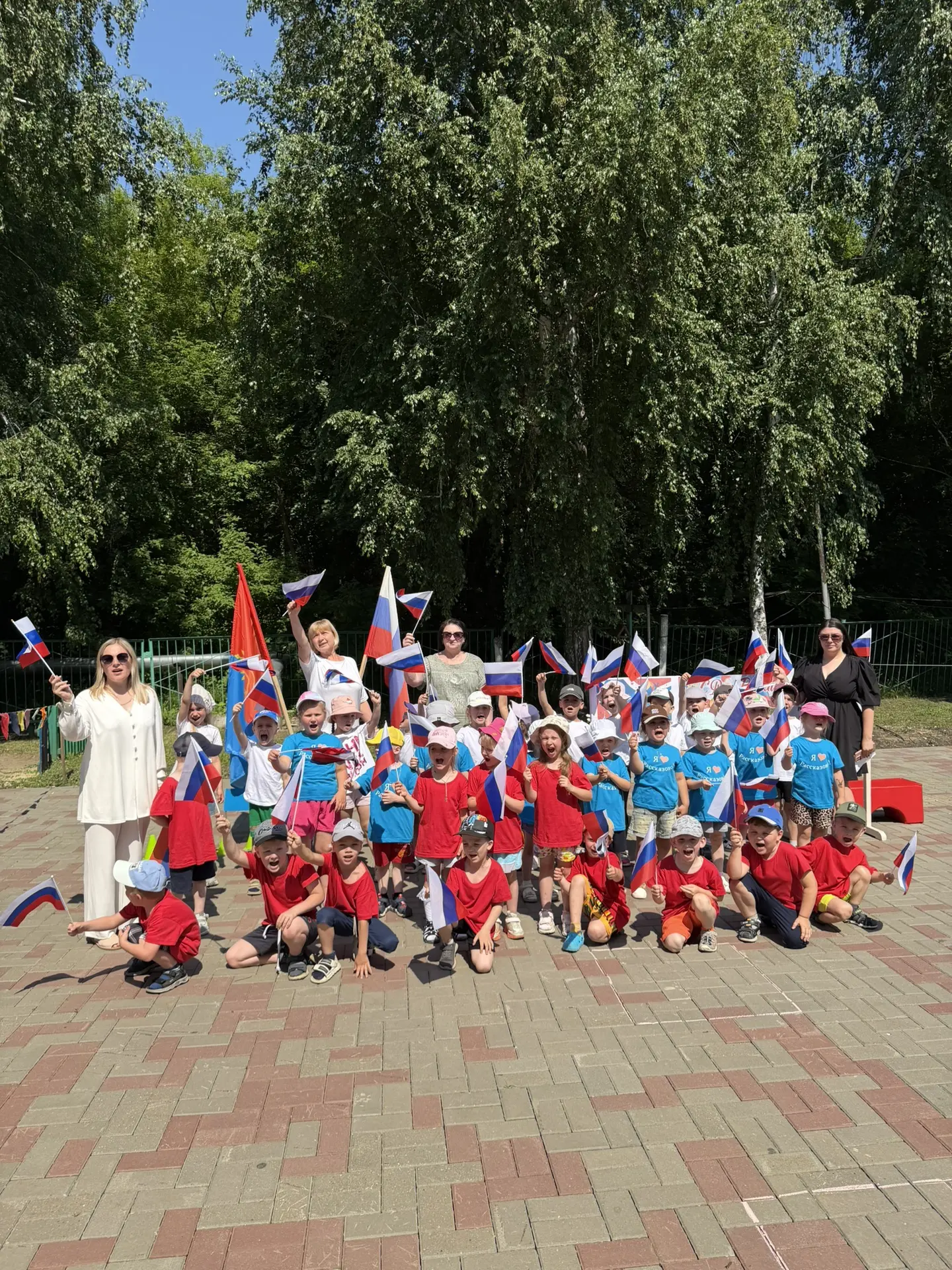 Праздник в детском саду «Улыбка»: отмечаем День
города и День России!
Сегодня в нашем детском саду «