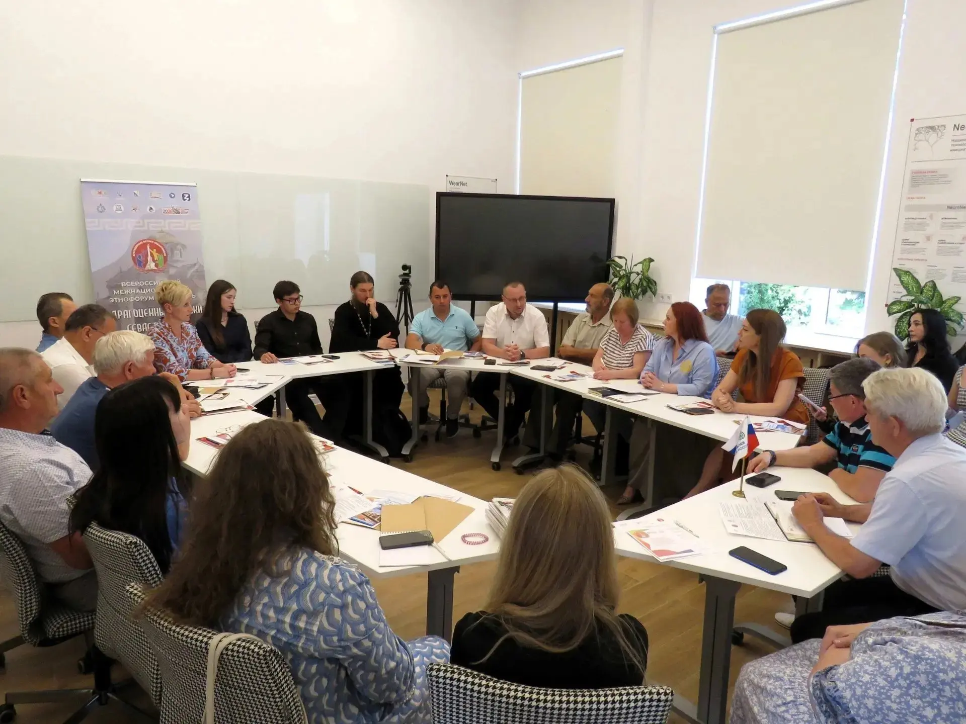 Диалог о важном  

Представители национально-культурных обществ Севастополя и Севастопольского город