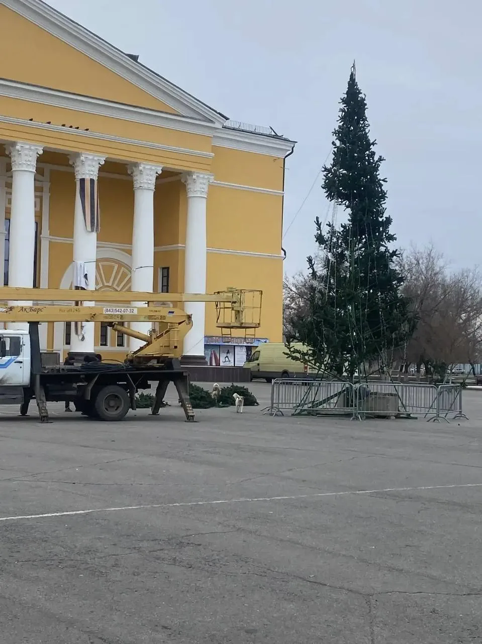 Главную ель города приводят в порядок! Надеемся что до новогодних праздников простоит в целости и со