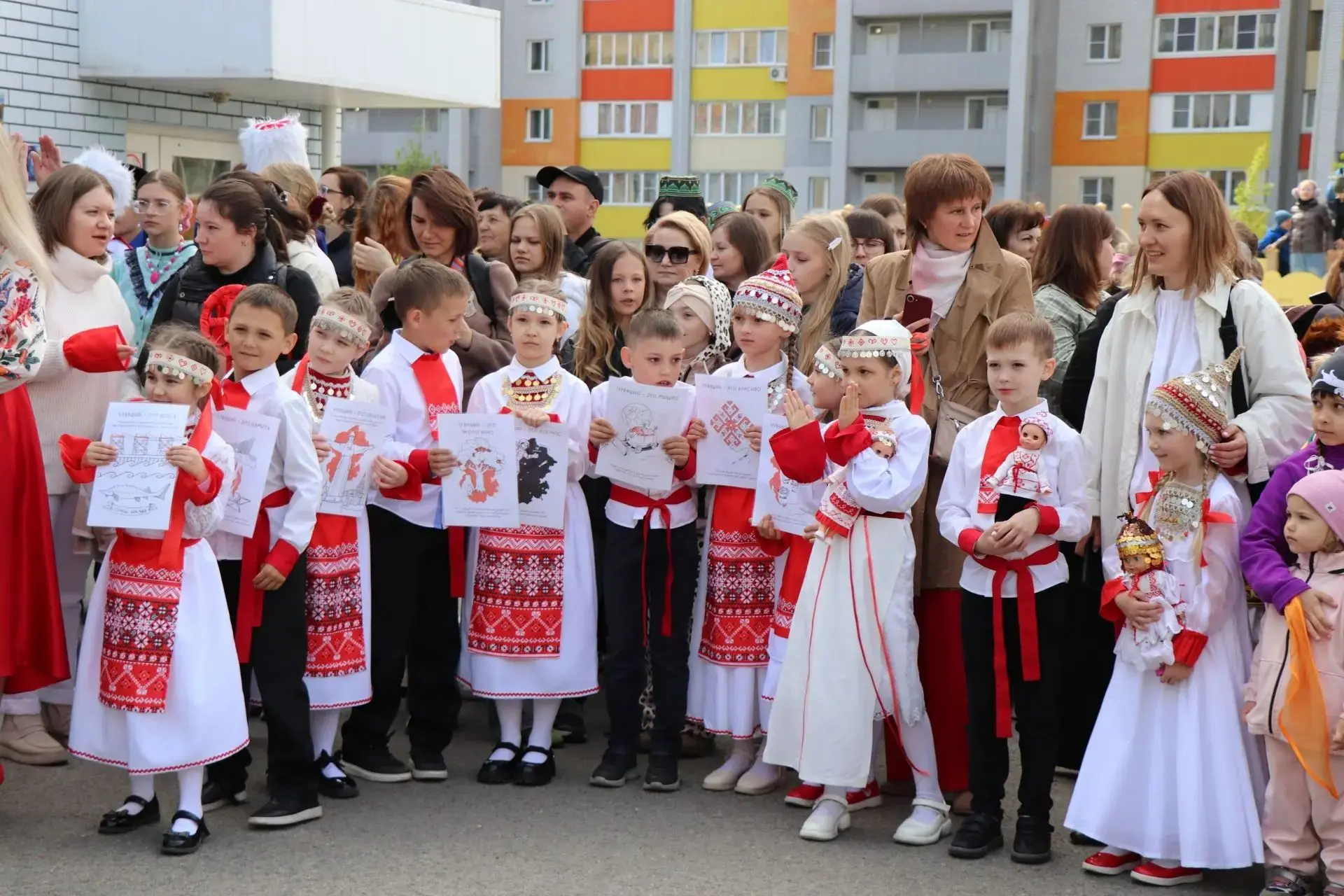 ✨  Барнаульские школы сохраняют национальное единство  В барнаульской школе № 136 с широким размахом