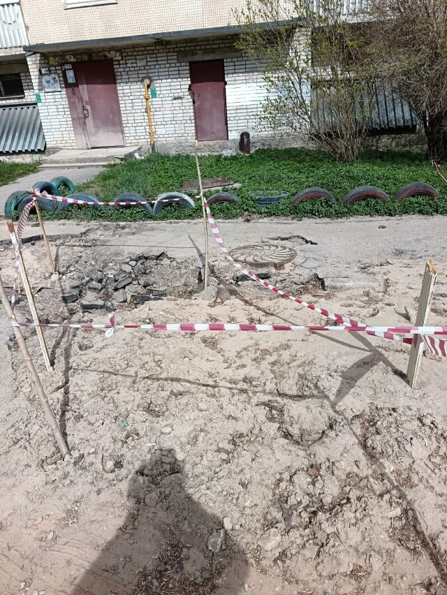 Разрыли 2 недели назад около дома Кирова 18б, палки воткнули вокруг, на том всё. Машина...