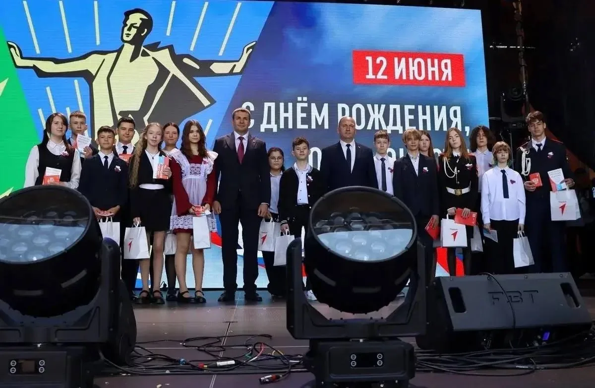Один из самых важных дней для гражданина России — Первые получили паспорта! 
Вручение первого паспор