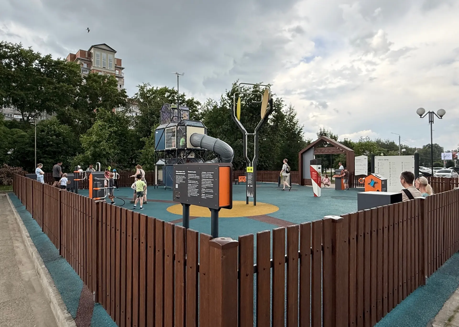 🔷Новая детская научная площадка на площади Федулова уже принимает гостей

Здесь ребята могут не тол