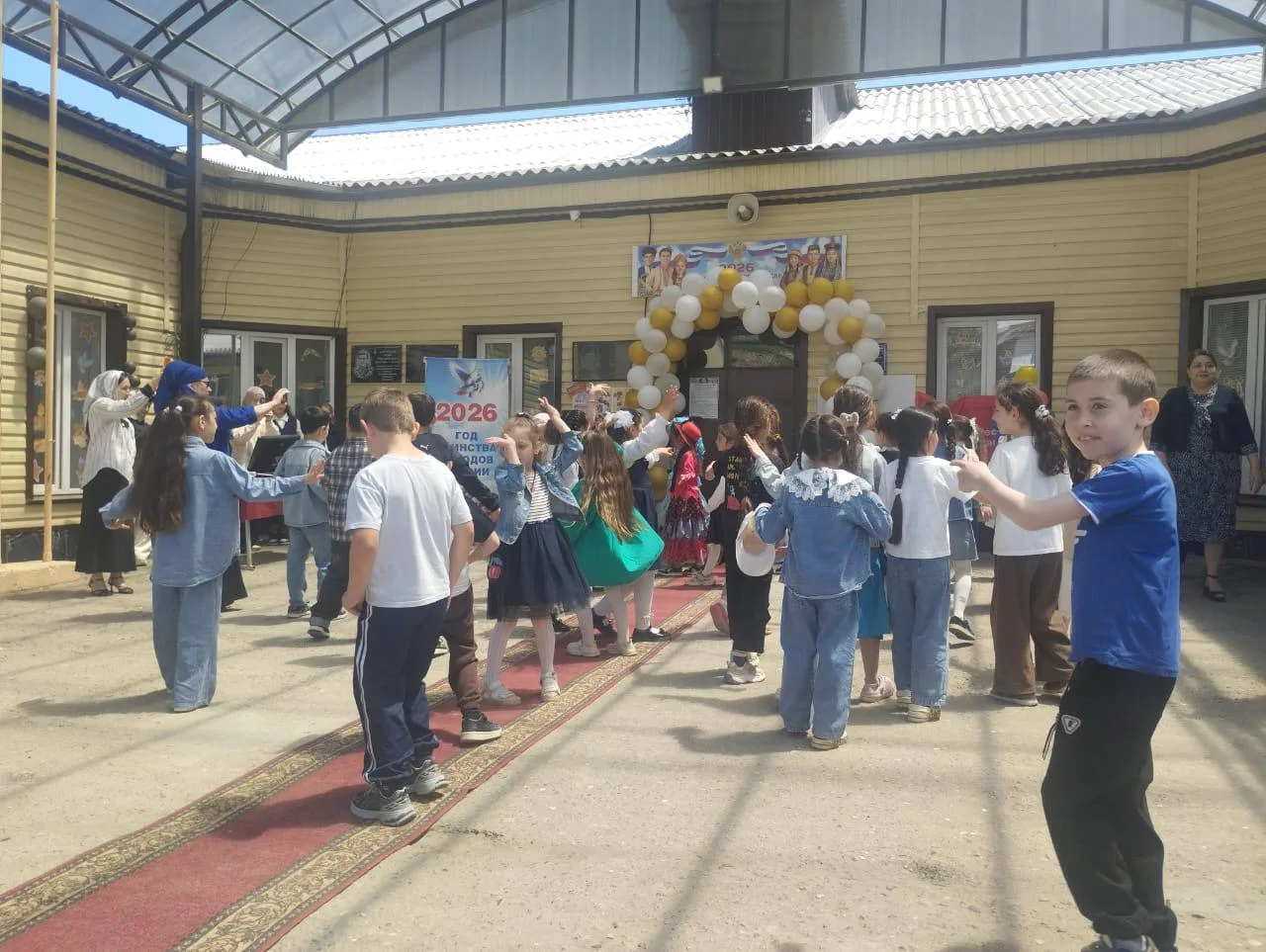 Детский праздник библиотекарь с. Чабанмахи подготовила совместно с клубными работниками...