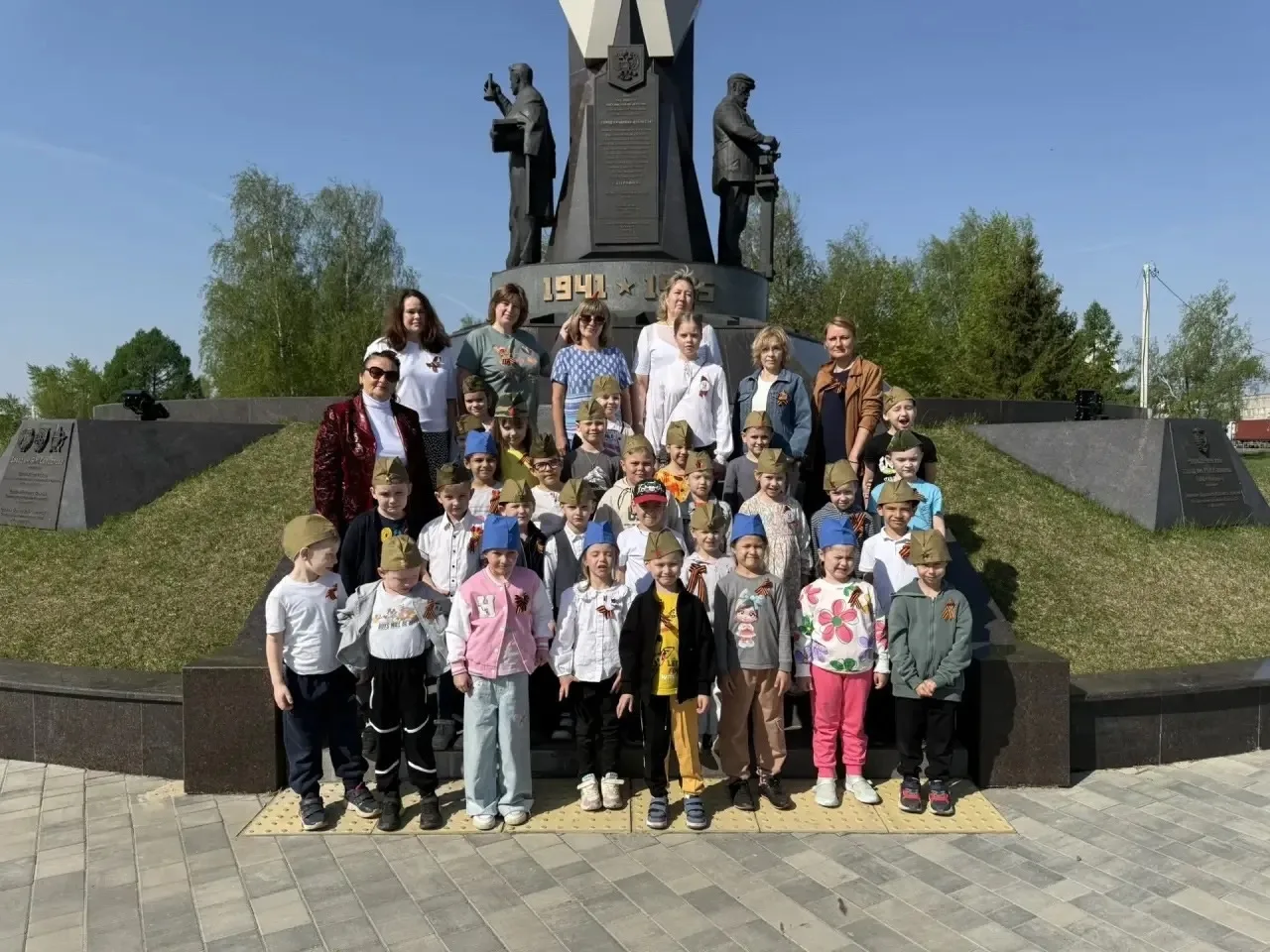 🌷 Сегодня мы отправились к обелиску, чтобы возложить цветы и почтить память павших в В...