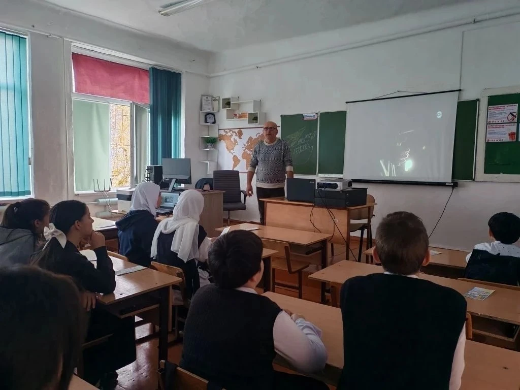 Сегодня в школе прошла беседа с учащимися 5-11 классов "Вербовка в онлайн играх" провел...