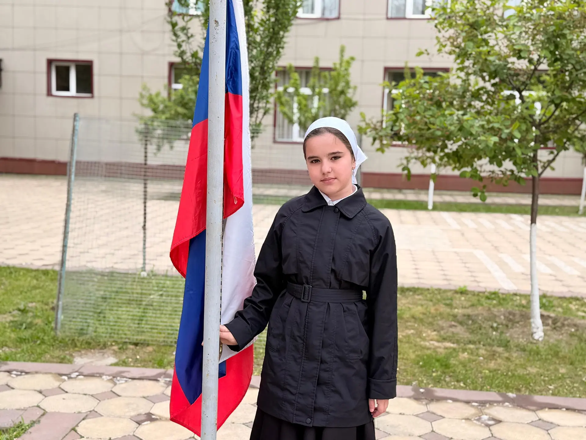 🇷🇺 Торжественная линейка поднятия флагов 🇷🇺  В МБОУ «Гимназия №13» г. Аргуна имени С.Д. Диканиева со