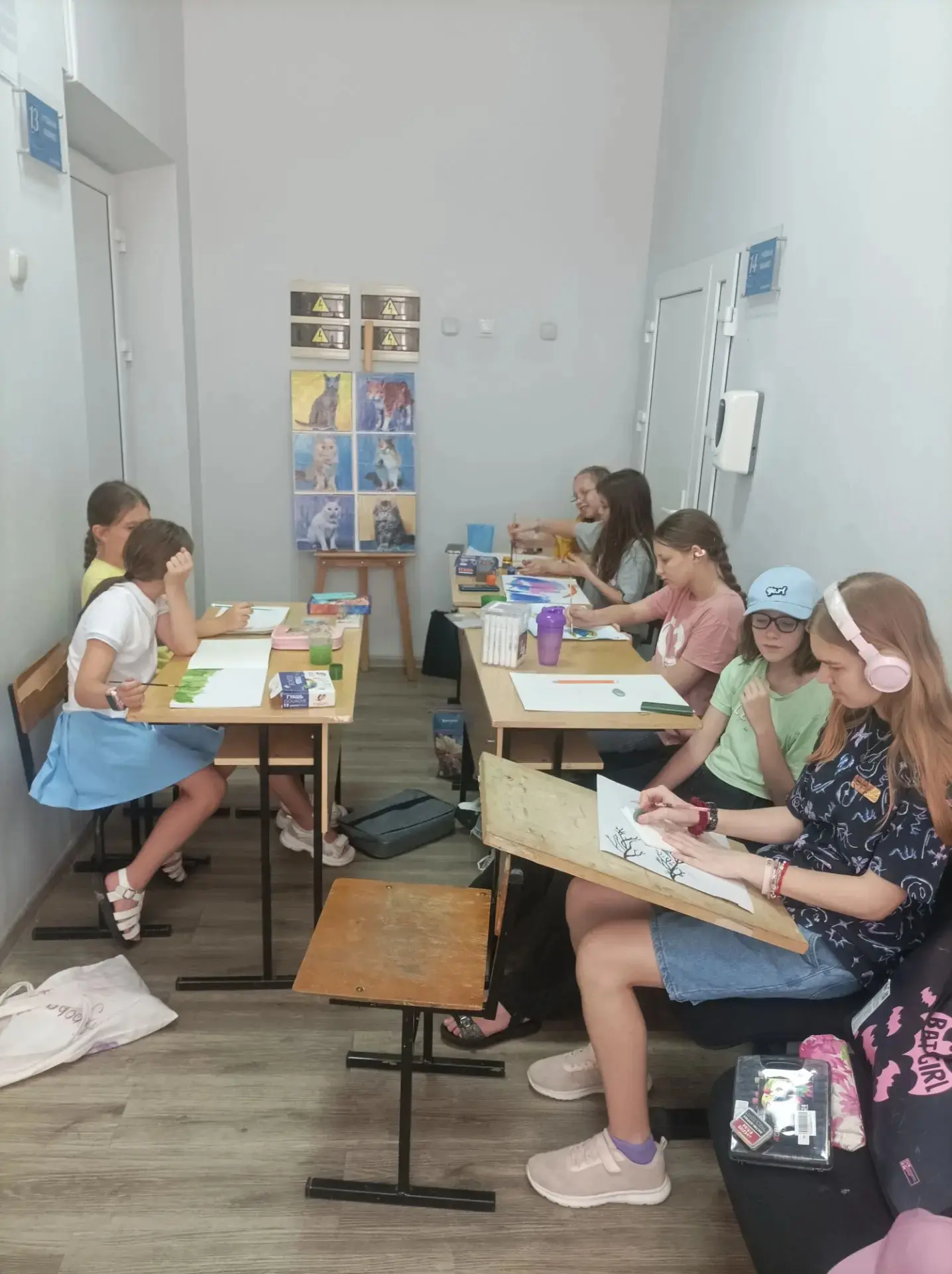 Сирены, но мы продолжаем учебный процесс в безопасности!
Занятия по программе "Летняя живопись"