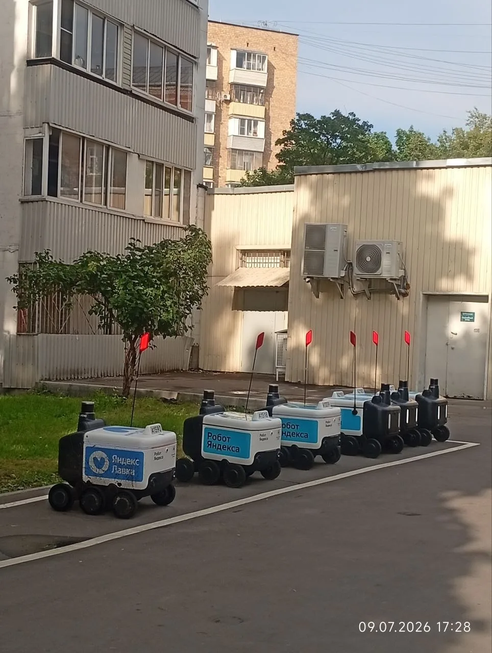 На Печорской появилась специальная парковка для роботов. Теперь милахи доставщики стоят...