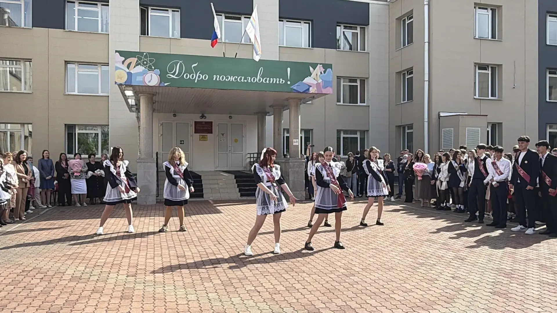 🛎 Вот и прозвенел последний звонок для 9 класса. В воздухе витает смесь радости и легкой грусти.   Д