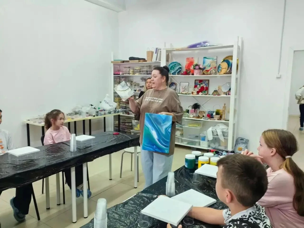 🎨 Творчество без границ: как 4 «А» покорил нетрадиционные техники рисования! 🖌️