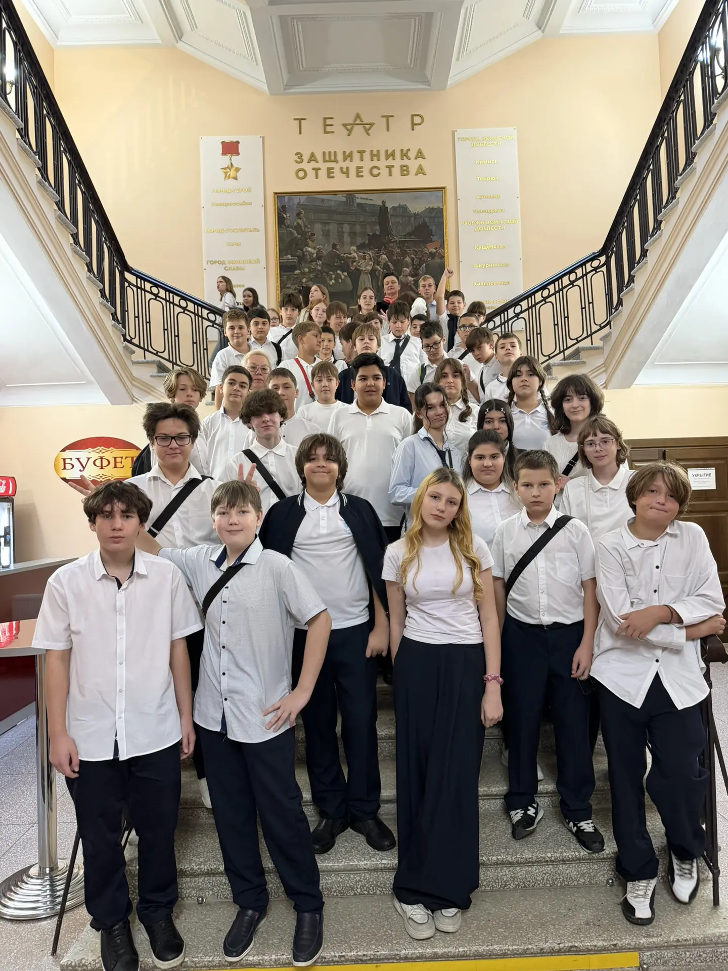 🎭 Театр, который учит думать: 6В и 7Д посетили спектакль «Код обмана»