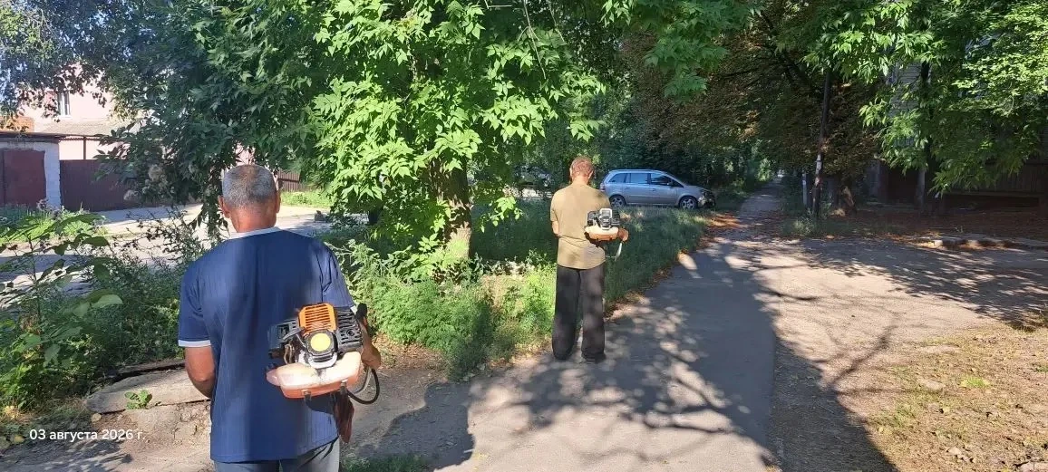 Сегодня Управой Пролетарского внутригородского района ведутся работы по покосу травы вдоль дороги по