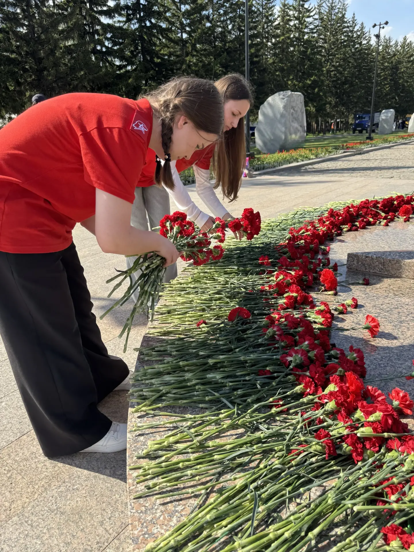 🕯️Сердце сжимается, когда стоишь у Вечного огня. Мы помним...

🌹 Эти простые, но искренние действи