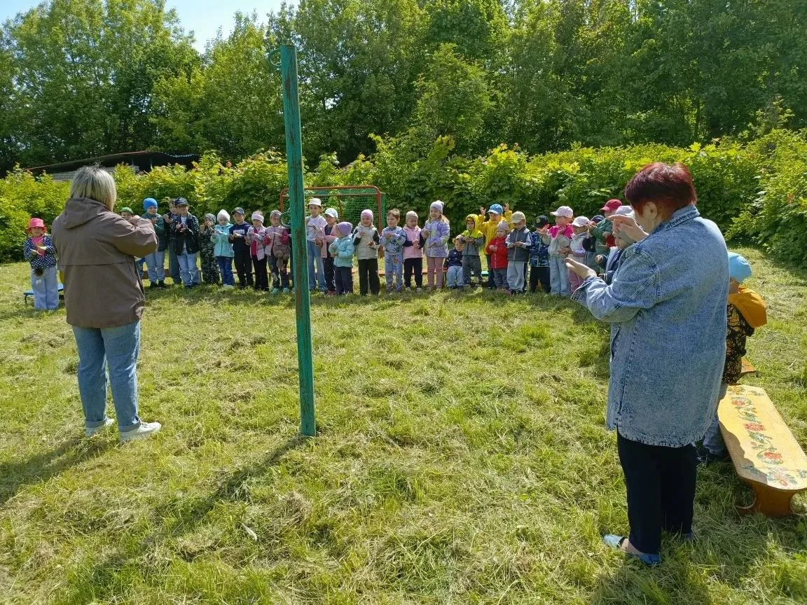 В самый первый день июня,
В самый первый летний день
Отмечаем праздник шумный —
День защиты всех дет