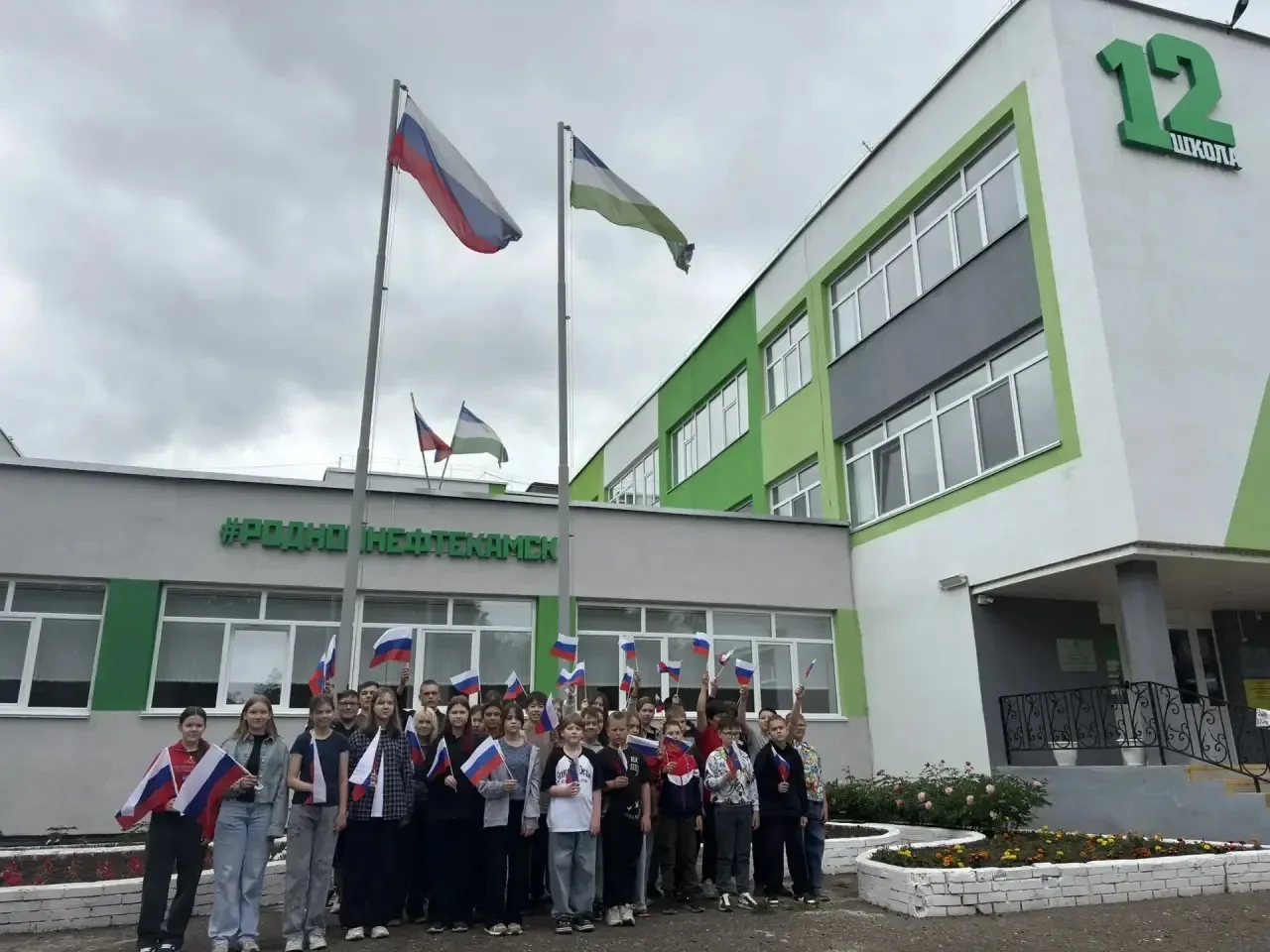 Воспитанники профильного лагеря с энтузиазмом поддержали всероссийскую патриотическую акцию «Флаг во