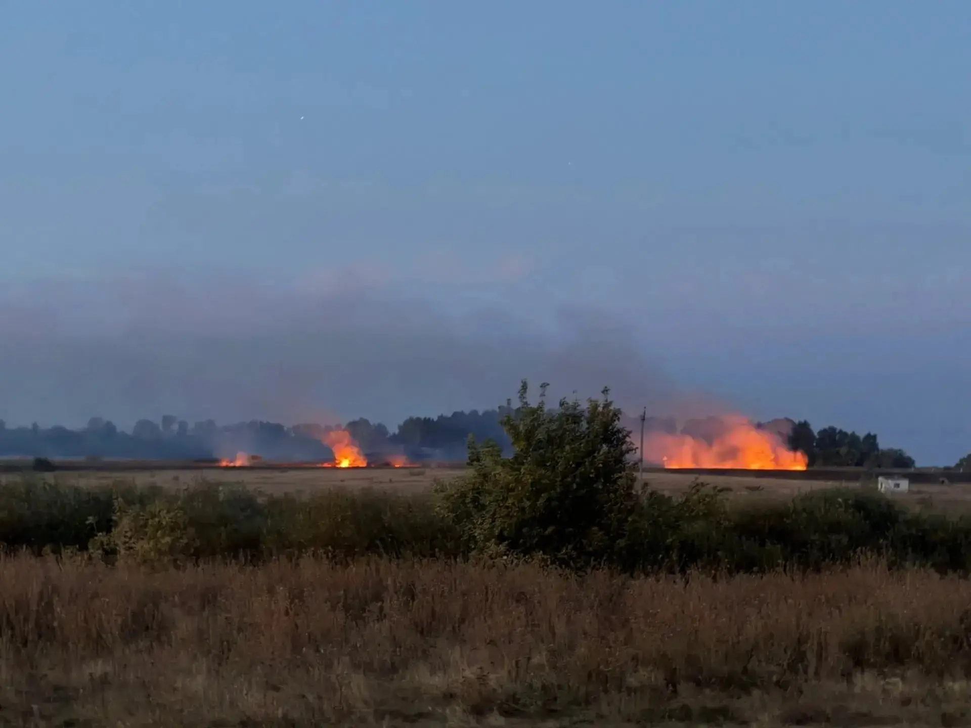 В Нагайбакском округе продолжаются ландшафтные пожары. Вчера боролись с огнем на свалке...