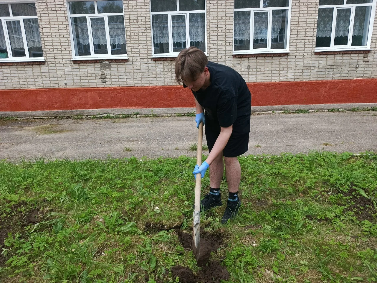 Подвиг, который не уходит на каникулы.

  Каникулы — не повод для отдыха, если в сердце живет память