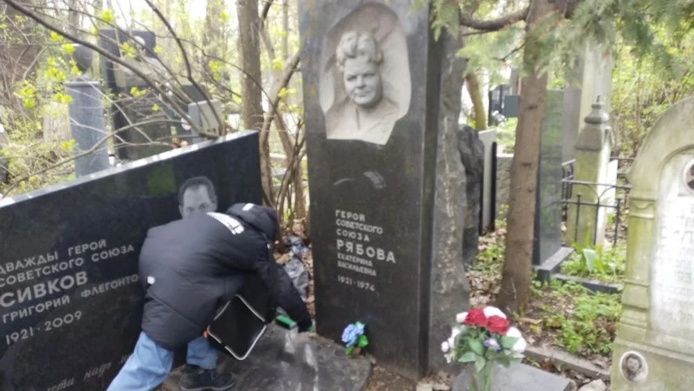 🎗В преддверии Дня Победы юнармейцы-волонтеры провели важную акцию на Новодевичьем кладбище.  • Убрал