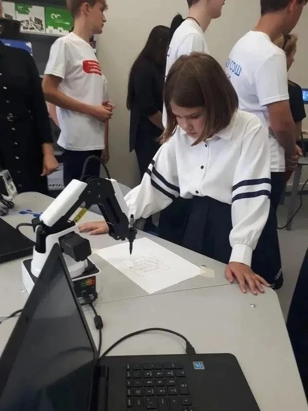 В Таганроге уже три года на базе школы № 39 работает центр IT-куб. Это первый в городе ...
