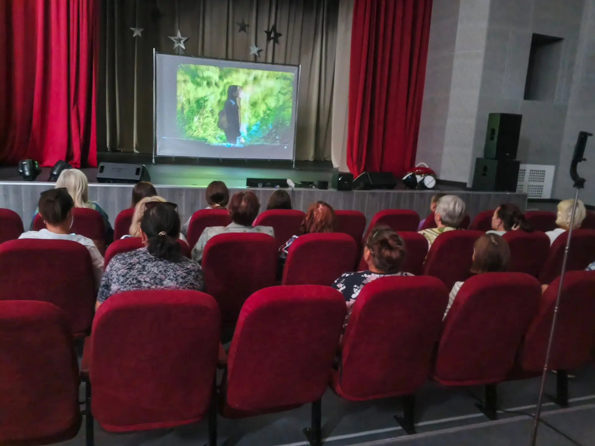 27.08 в МБУ " Свободненский СДК "  ко Дню Российского  кино прошёл показ фильма " Свет"