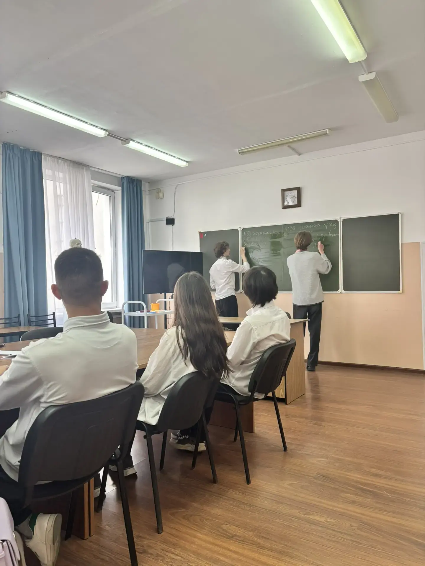🧬 От школьной скамьи — к науке о нейронах: как 10-классники открывали секреты питания мозга  В рамка