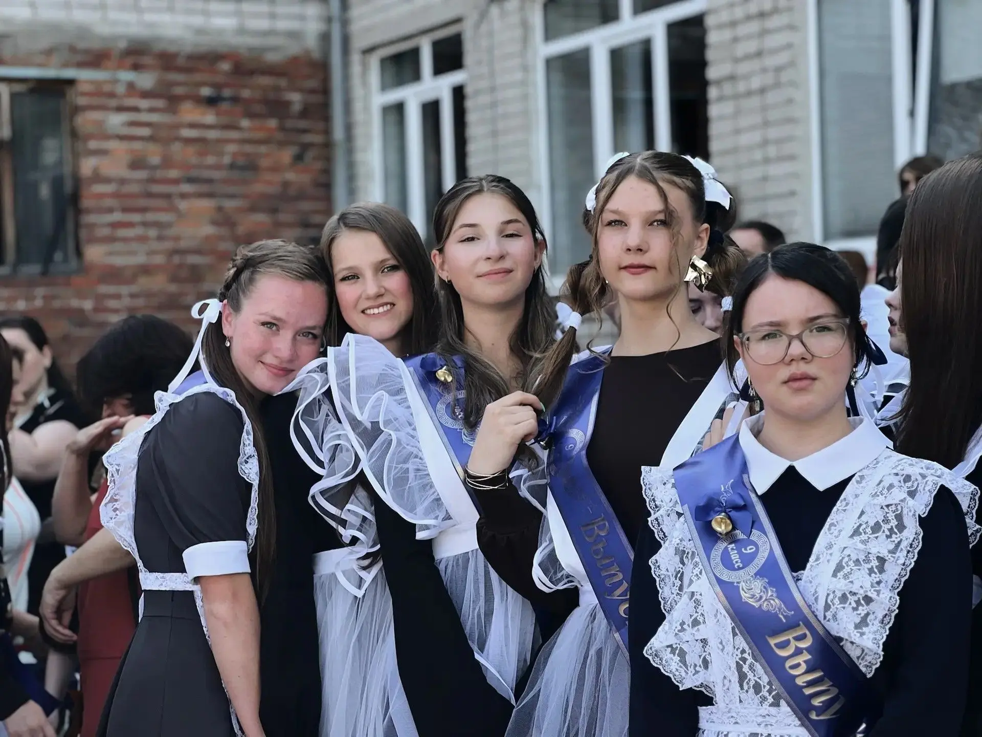 🔔 Сегодня особенный день — для наших девятиклассников и одиннадцатиклассников прозвенел последний зв