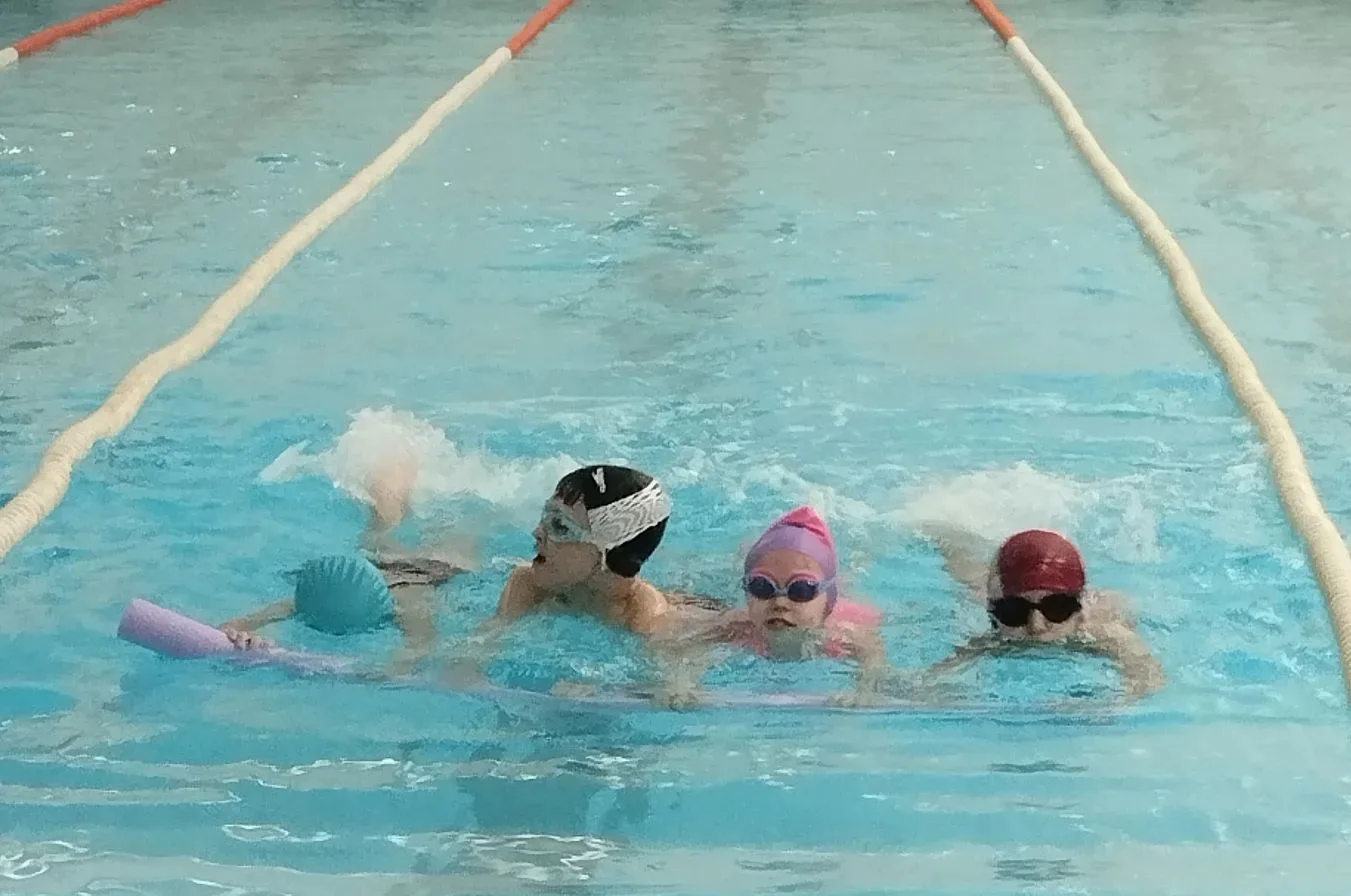 Жаркие баталии в прохладной воде! 🏊‍♂️  19 февраля в нашем школьном бассейне было по-настоящему шумн