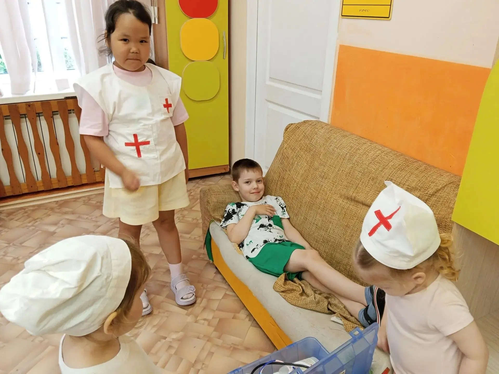 Когда за окном дождик — мы «лечим» настроение в МАДОУ № 107! 🩺  

Уважаемые родители! Пока на улице