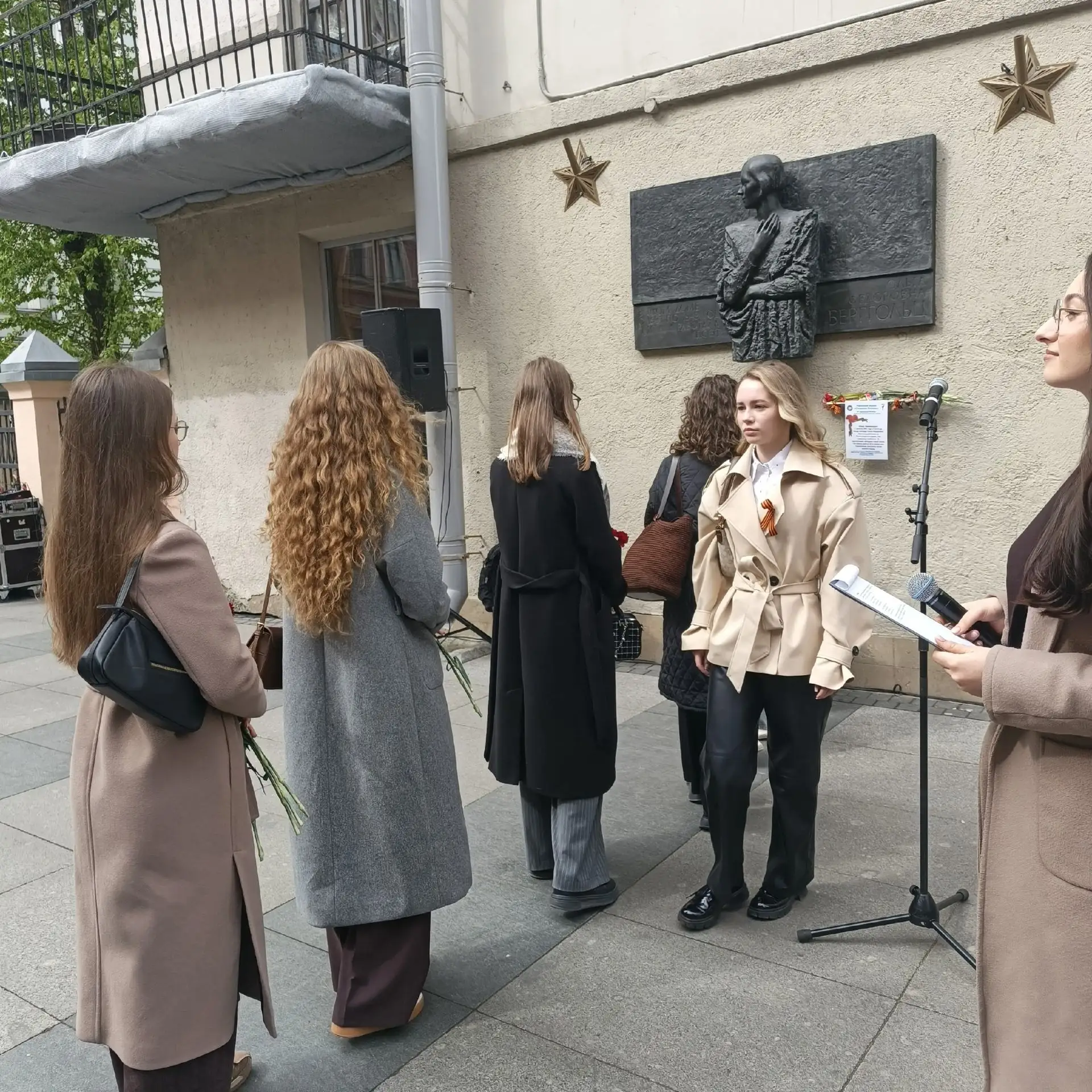 7 мая, в День радио, лицеисты 10р класса приняли участие в торжественной церемонии и возложили цветы