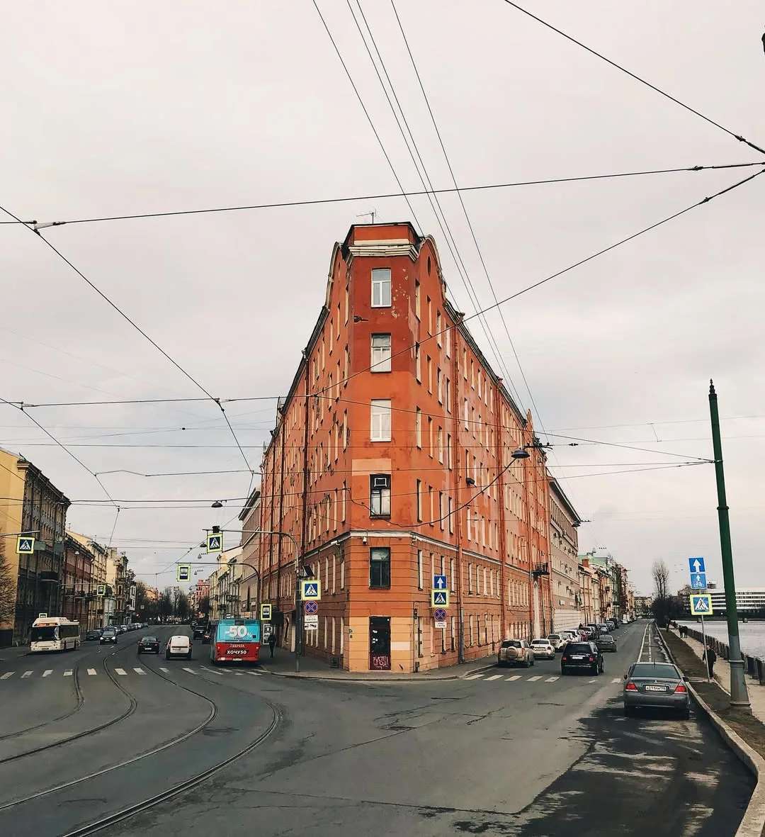 Как выглядит самый узкий дом в Петербурге?