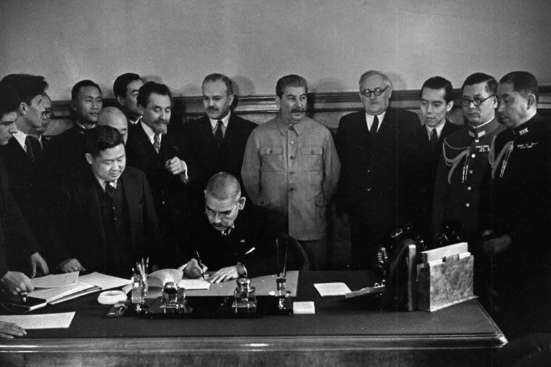 Министр иностранных дел Японии Есуке Мацуока подписывает советско-японский пакт о нейтр...