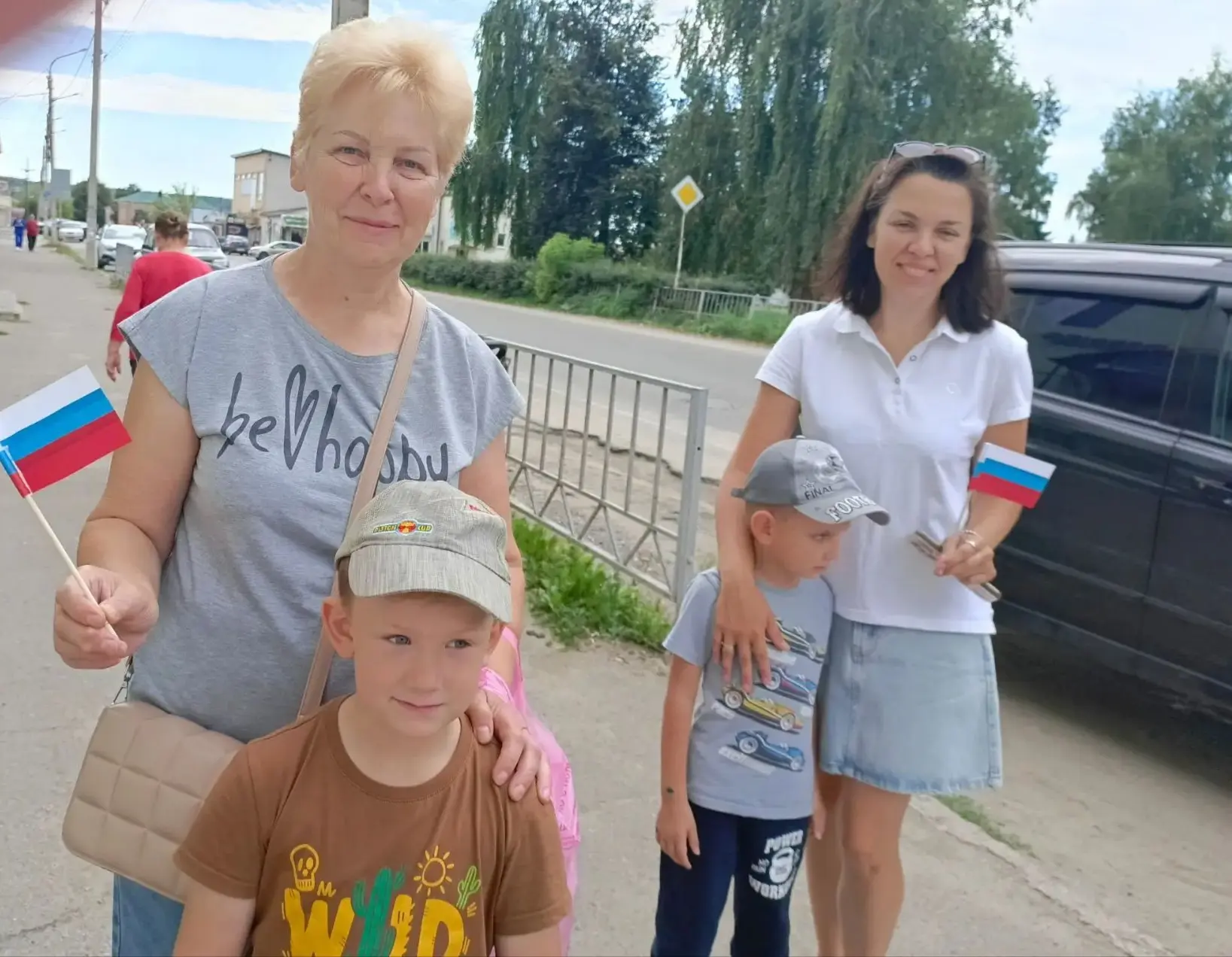 Воспитанники старшей группы изготовили флаг триколор и раздали прохожим. Каждый из них ...
