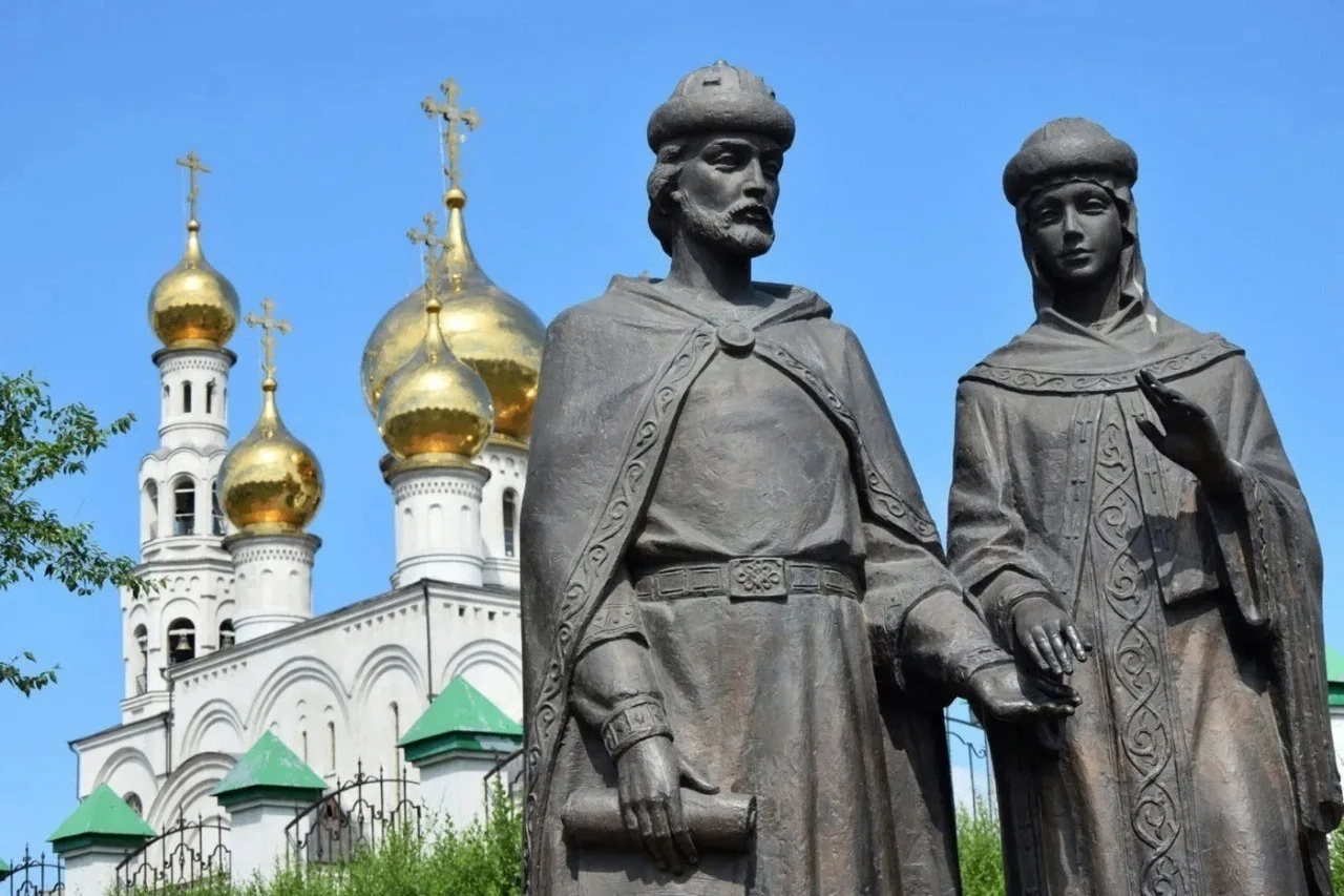 В день праздника, православные, идите в храмы. Идите, держась за руки: жених и невеста,...