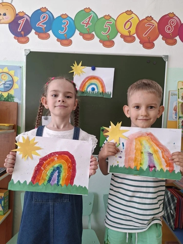 Сегодня ребята из старшей группы воплотили в жизнь яркую идею — создали радугу, объединив рисование 
