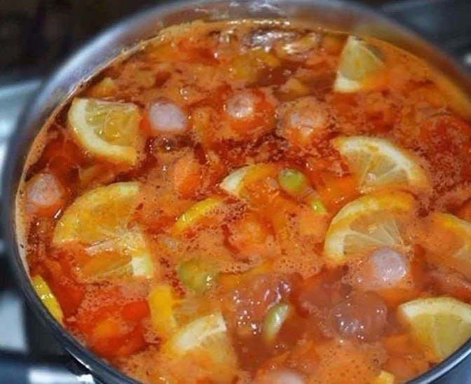 🥣 Суп-солянка — наваристый, ароматный и бодрящий до последней ложки 🍋  🔖 Ингредиенты:  Сосиски — 2 ш