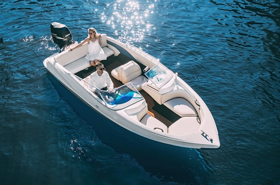 Торнадо
👴 до 7 человек
⚓️ Фонтанка
🚾 Туалет ➖
💳 от 7 500 час

https://78kater.ru/katera/tornado


