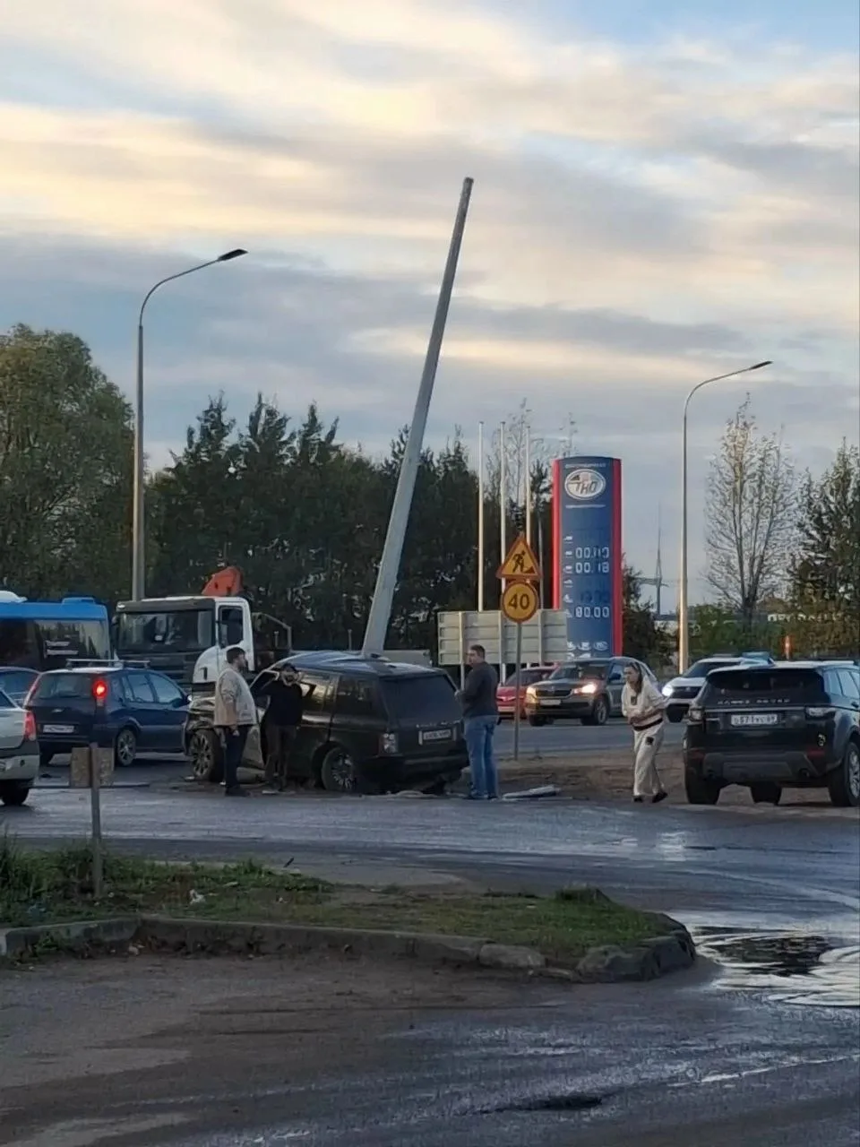 На Шишкова внедорожник врезался в столб у заправки рядом с ТЦ Универсал.