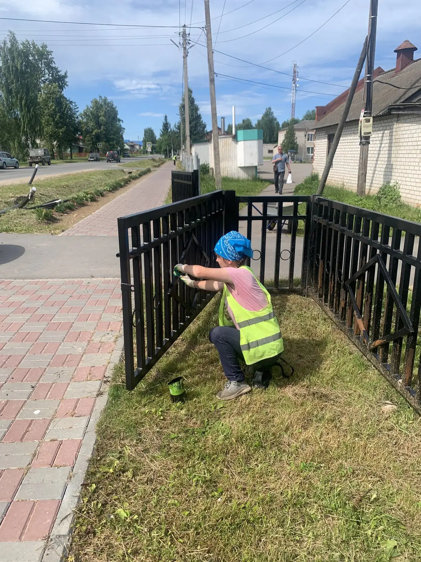 Сотрудники территориального отдела проводят работы по покраске ограждений в центральном...
