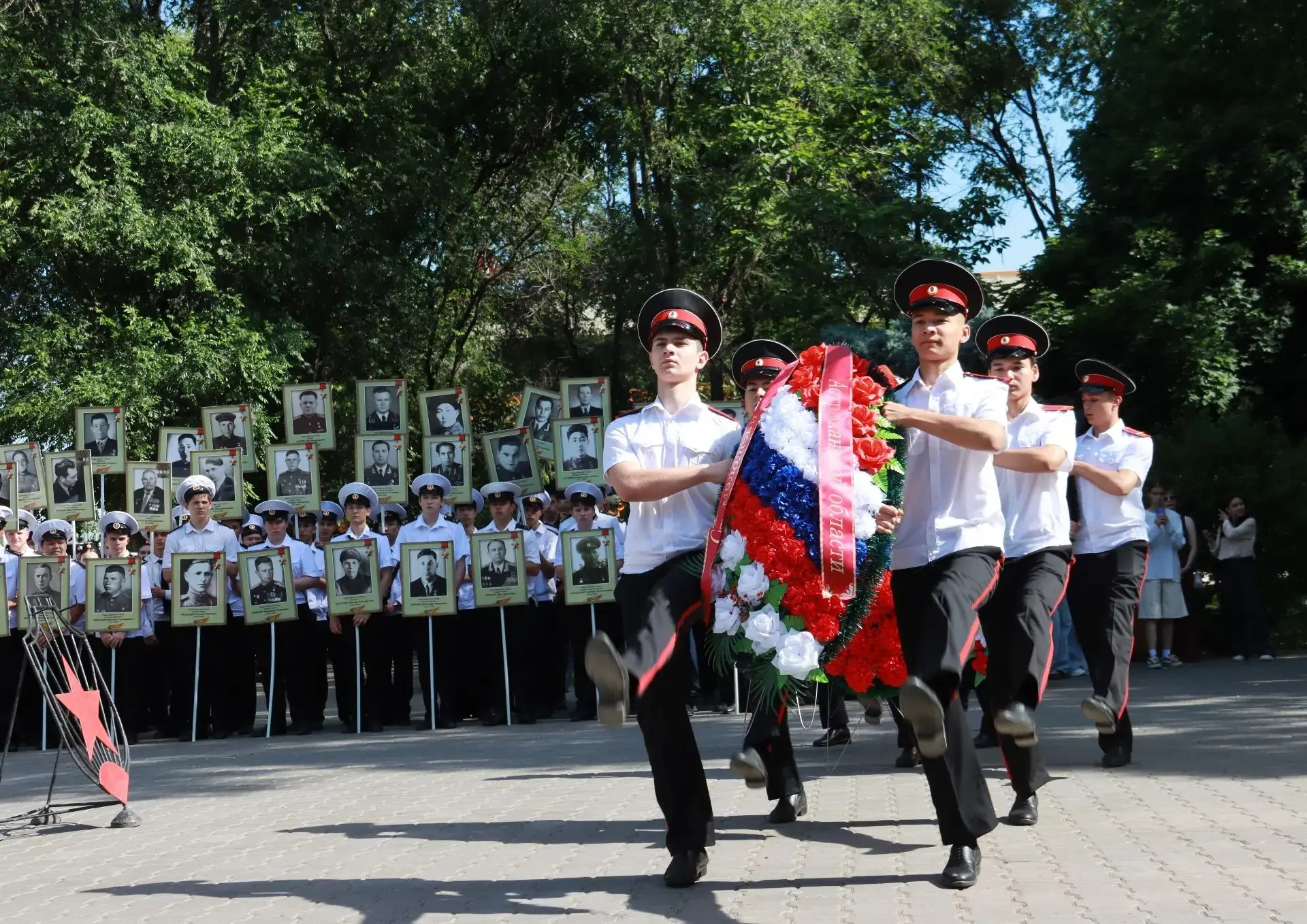 Братский сад города Астрахани сегодня — место памяти и единства.
Сотни жителей региона собрала там Л