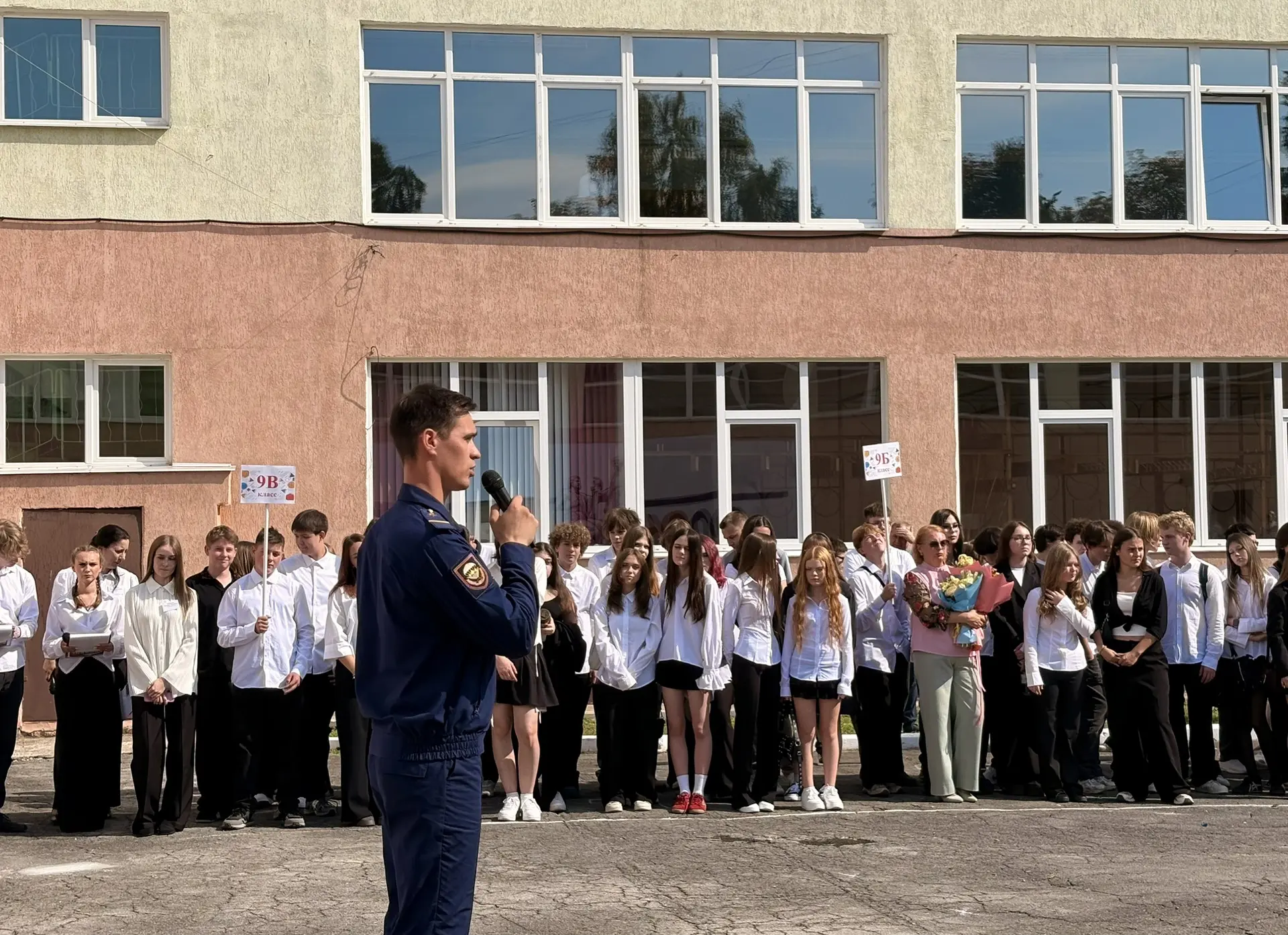 Поздравляем учеников, родителей и учителей с началом нового учебного года! 📚