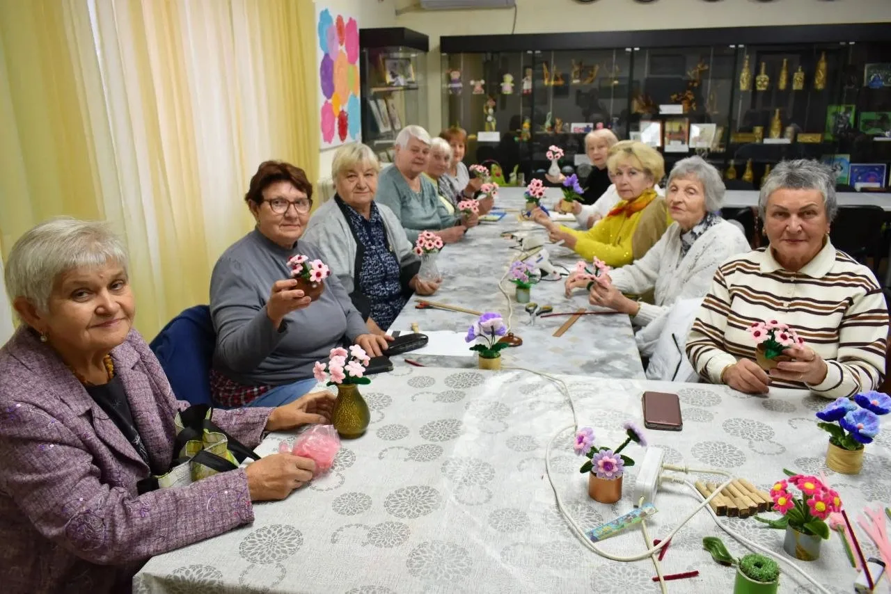 В Краснолучском музее прошел мастер-класс по плетению из синельной проволоки
