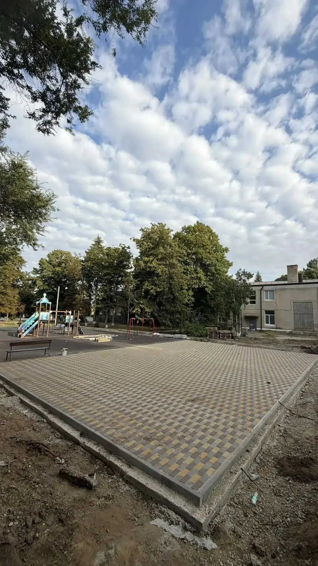 В Бешпагире благоустраивают территорию у детской площадки