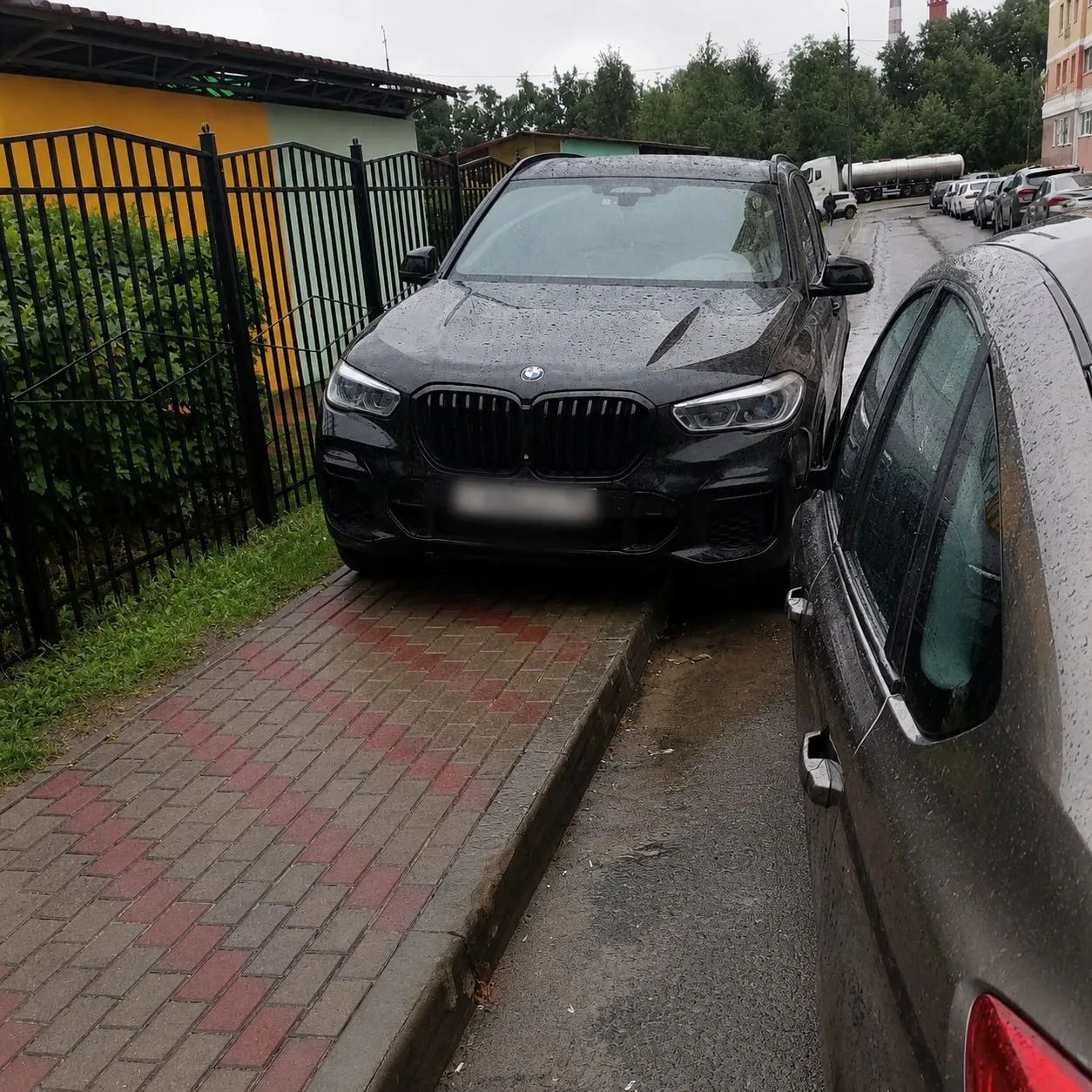Мамы с колясками и школьники вынуждены выходить на дорогу из-за перекрытого тротуара