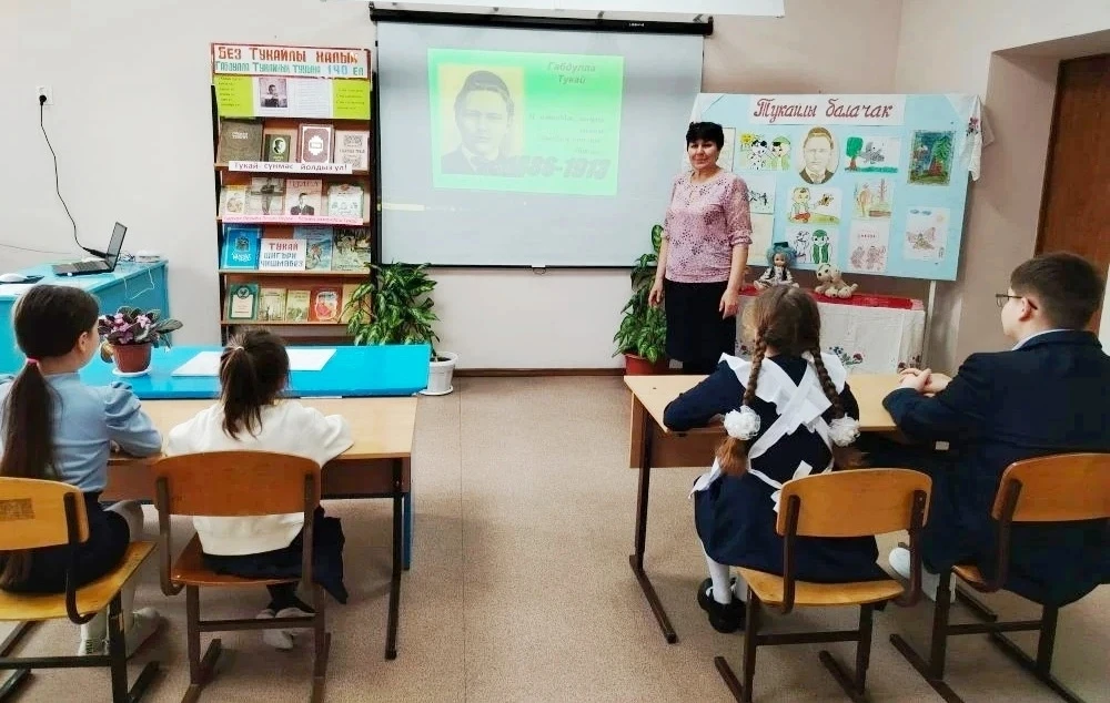 Кар сулары шаулап, гөрләвекләр булып аккан чакта, зәңгәр күк йөзендә кояш балкыган вакытта, шаулап-г