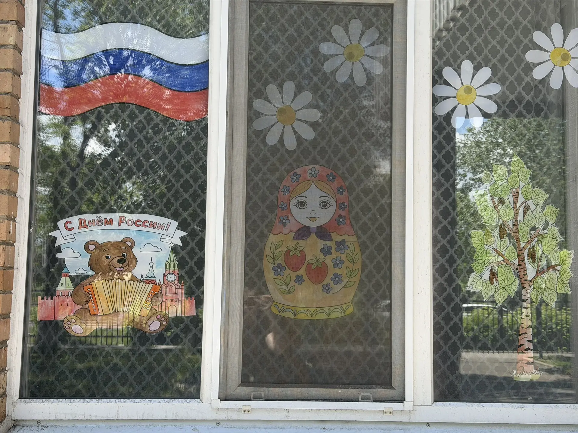 🎉 Сегодня в пришкольном лагере прошел мастер-класс «Окна России».🇷🇺
Ребята вместе с советником ди