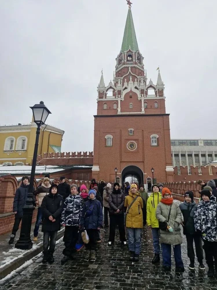 4 марта учащиеся 5л1, 5л5 и 8л4 классов посетили  "Сокровищницу русских царей", Оружейную палату Мос