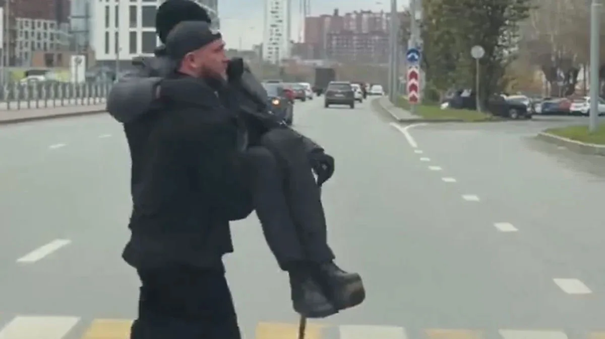 Водитель вышел из машины и перенес на руках мужчину с тростью через дорогу в Екатеринбурге