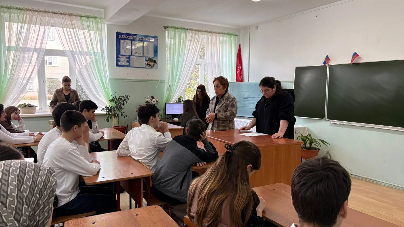 Сегодня нашу школу посетили представители ДГУ Юридического и Экономического факультетов. Студенты пр