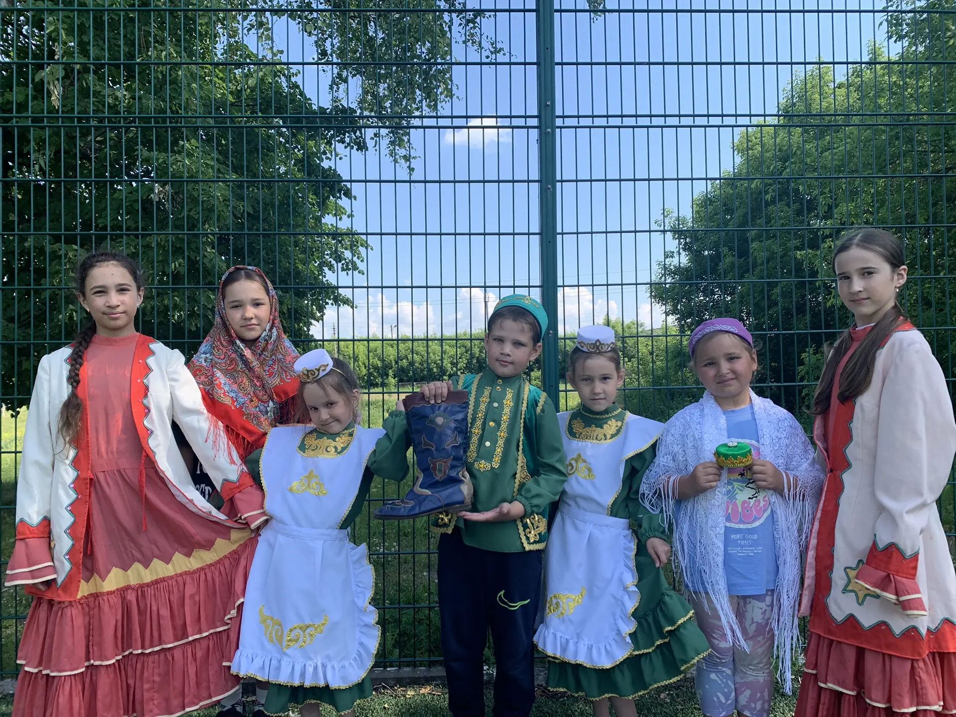 Лагерьда 13 нче көн — «Бердәм гаиләдә»! 🌍🎒
Бүгенге көнебез чын дуслык һәм бердәмлек билгесе астынд